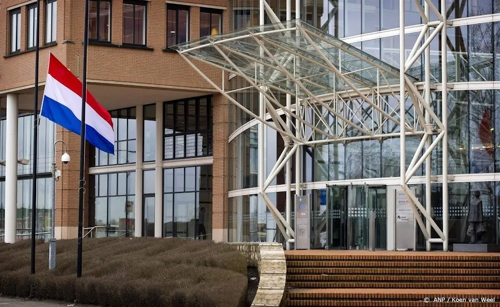 vlag hangt halfstok bij albert heijn om doodgestoken medewerkster1687531533