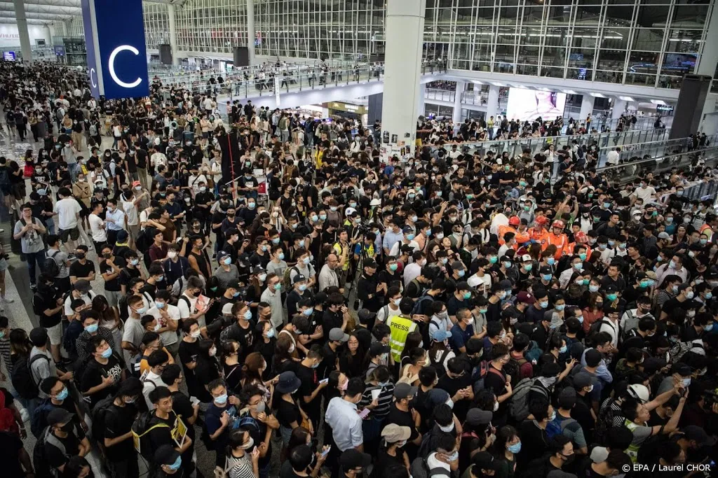 vliegveld hongkong start weer op na protesten1565745610