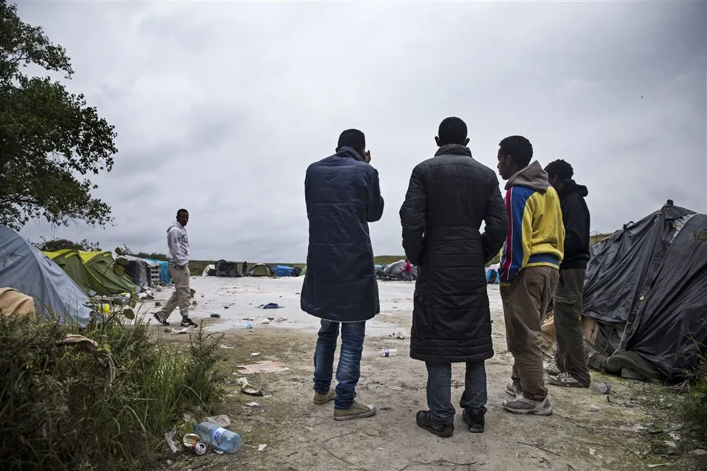 vluchtelingen bestormen veerboot naar gb1409806569