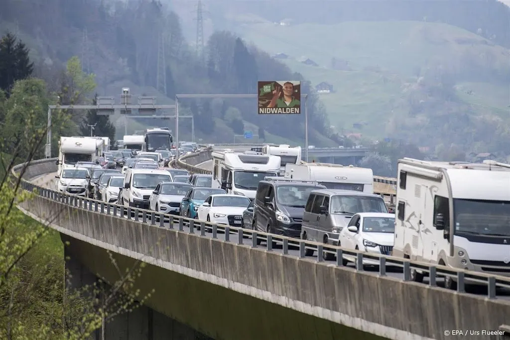 vrachttrein ontspoord in gotthardtunnel transport ligt stil1691751399