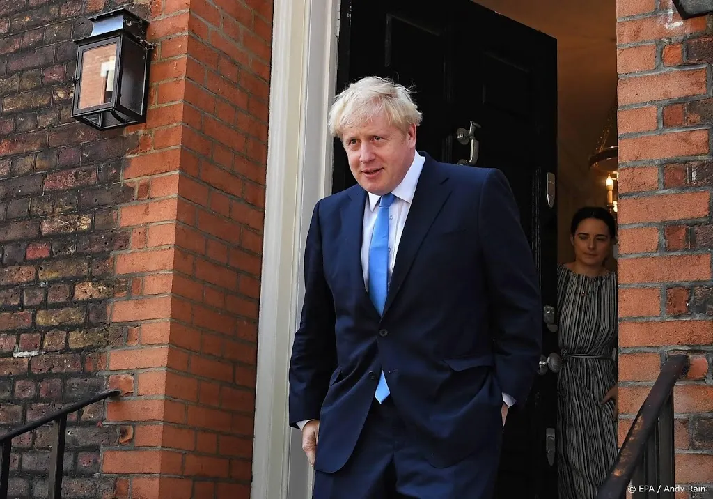 vriendin johnson mee naar downing street1564404519