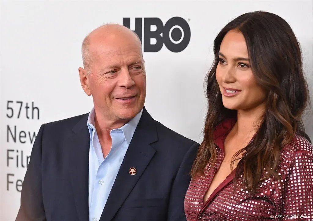 vrouw bruce willis weet niet of hij aandoening zelf doorheeft1695690288