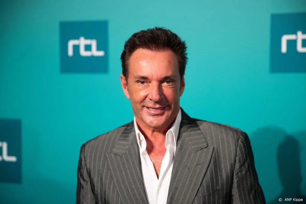 vrouw dringt huiskamer gerard joling binnen1580234664