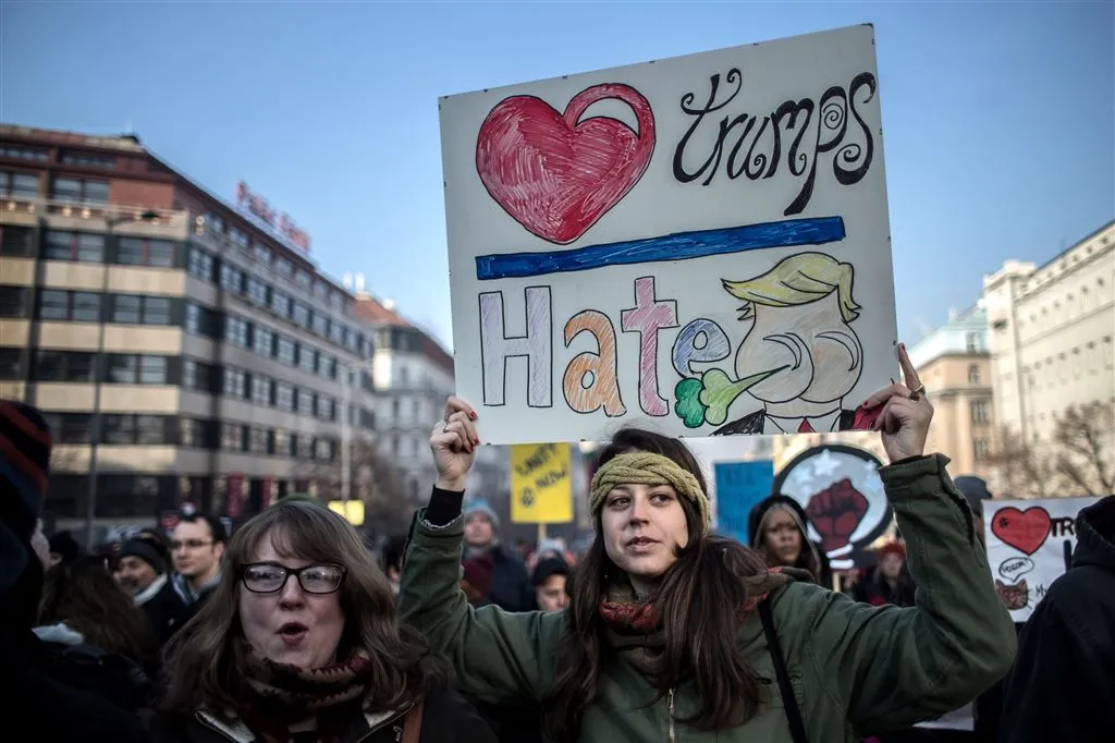 vrouwen protesteren wereldwijd tegen trump1485012247