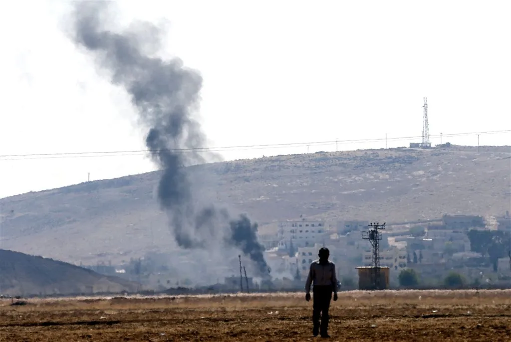 vs droppen wapens voor koerden bij kobani1413776409