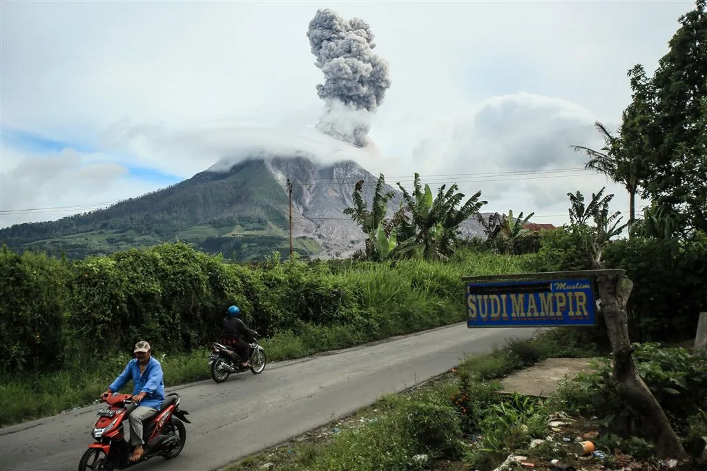 vulkaan op sumatra spuugt kilometers hoge as1501652695