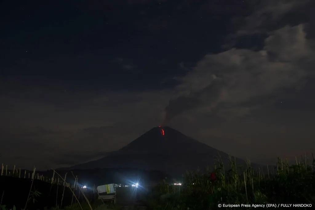 vulkaan spuwt as kilometers de lucht in op java1610850825