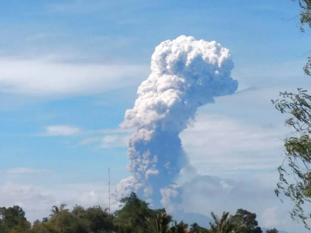 vulkaanuitbarsting in noordoosten sulawesi1538541378