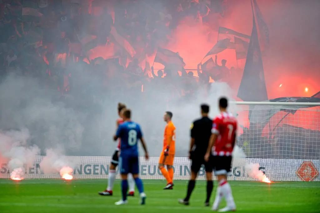 vuurwerk op veld in eerste minuut openingsduel1533399624