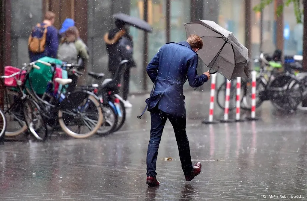 waarschuwing voor onstuimig herfstweer donderdag1602068904