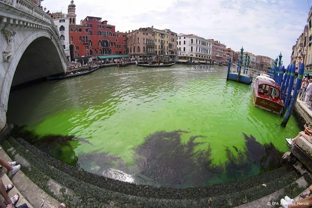 water canal grande in venetie kleurt groen1685291318