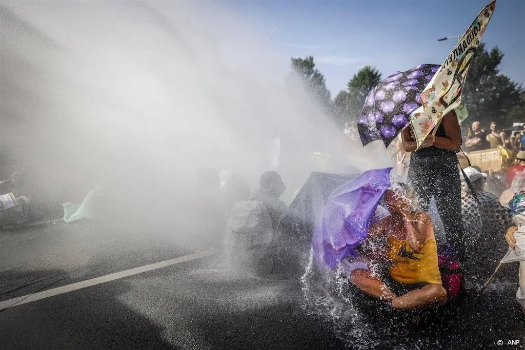 waterkanonnen ingezet tegen snelwegblokkeerders op a121694259866