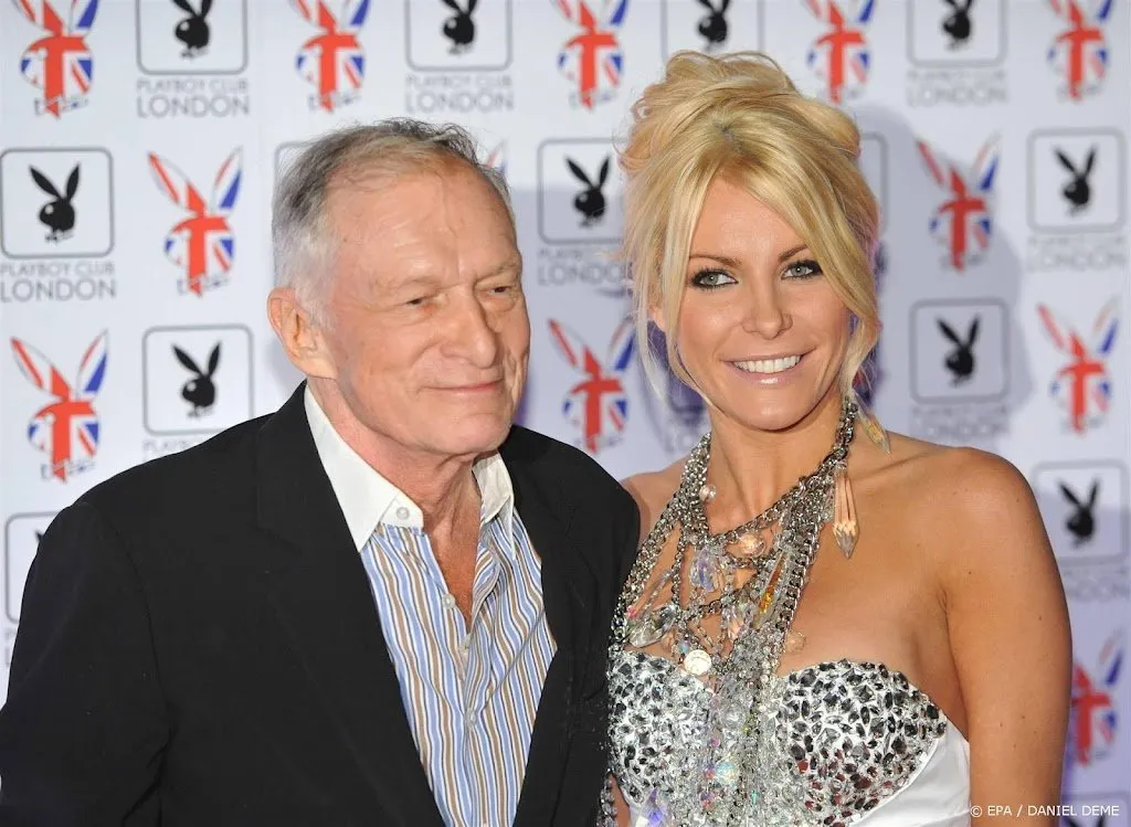 weduwe hugh hefner playboy baas werd doof door viagra1693126628