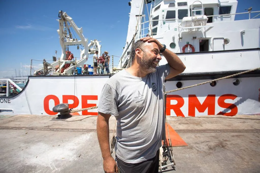 weer schip vol migranten op weg naar spanje1530416417