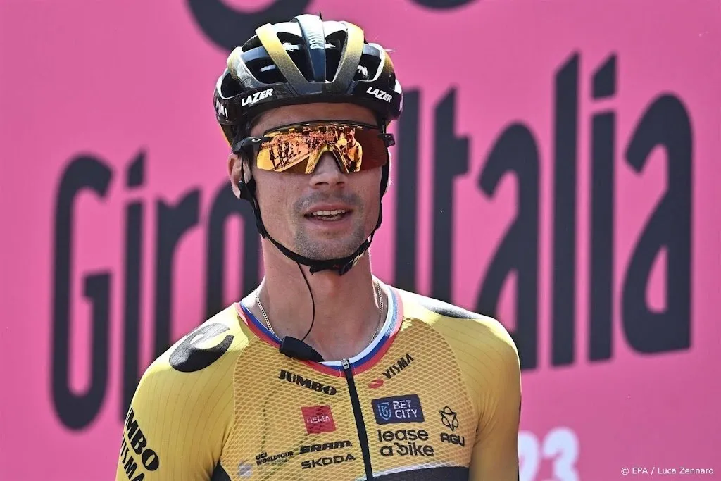 wielrenner roglic loopt slechts 3 seconden in op leider thomas1685117341