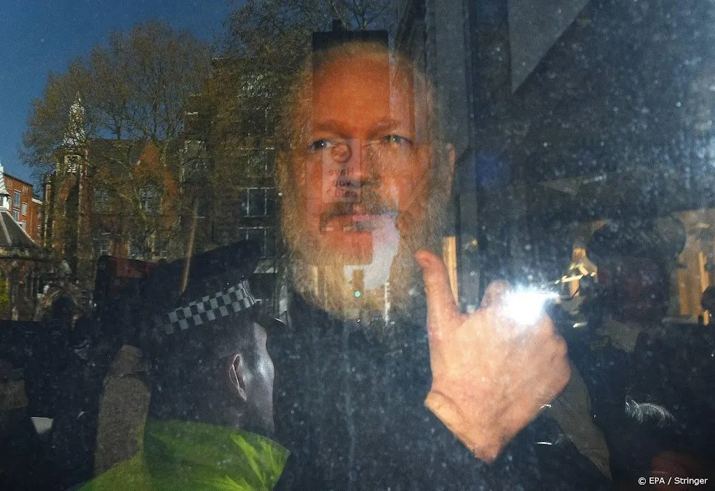 wikileaks oprichter assange trouwt in londense gevangenis1648007095