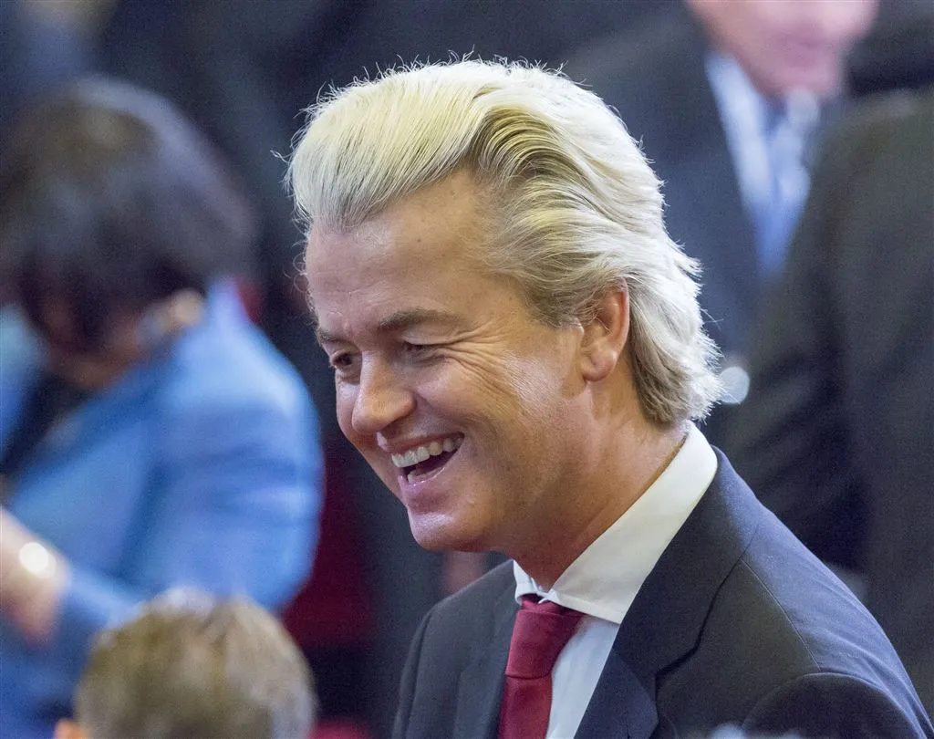 wilders in actie tegen groter azc almere1443842422