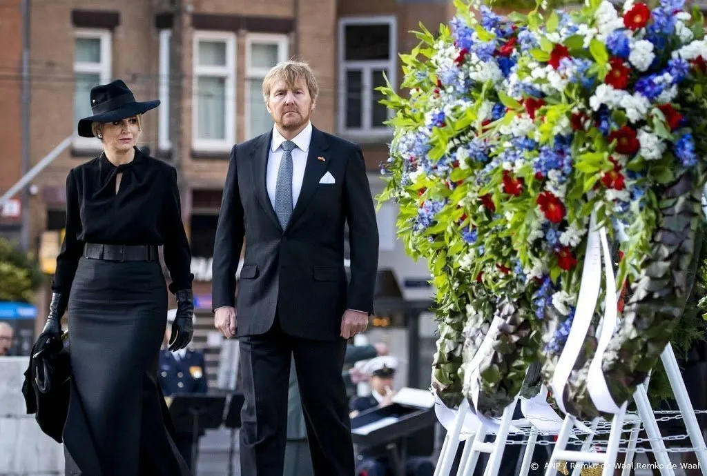 willem alexander en andre van duin staan stil bij oorlogsdoden1620092173