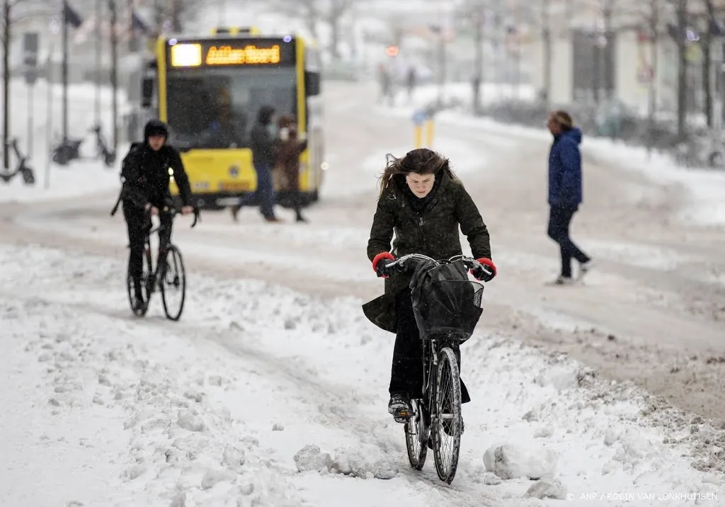 winterweer beinvloedt ook maandag het openbare leven1612759456