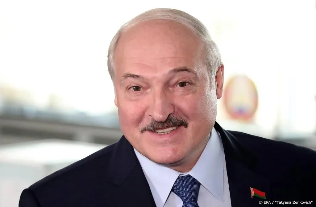 wit russische leider loekasjenko klopt aan bij poetin1597488727