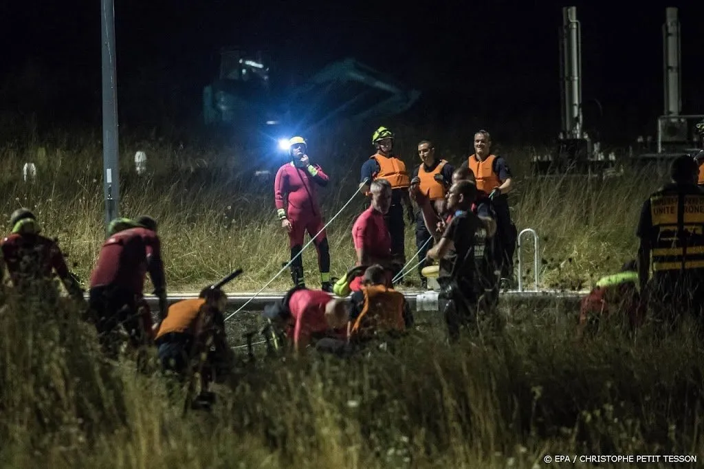 witte dolfijn die in de seine zwom is uit het water gehaald1660105255