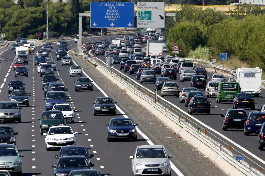 zaterdag eerste drukke dag op franse wegen1467588760