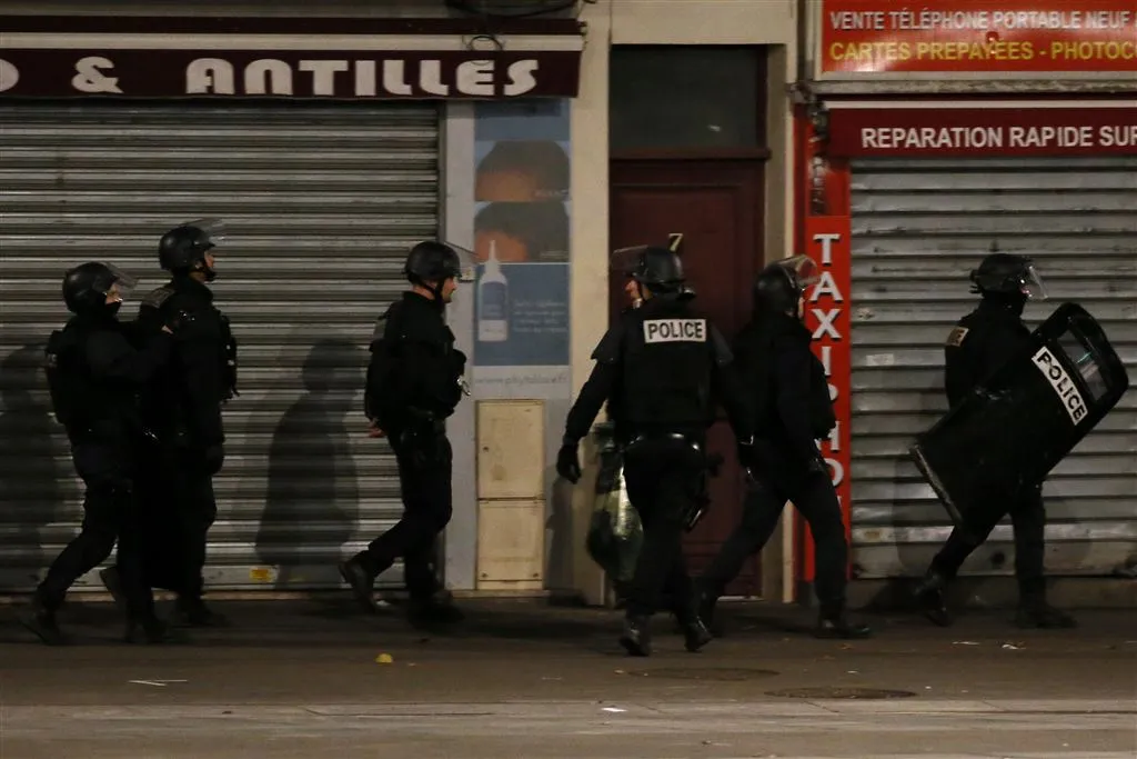 zelfmoordterrorist blaast zich op in parijs1447830246