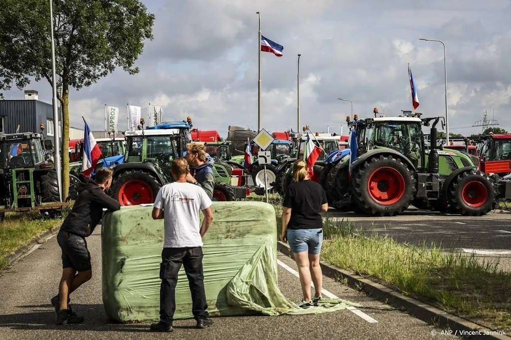 zes aanhoudingen bij blokkade zwolle shovel van politie vernield1656980923