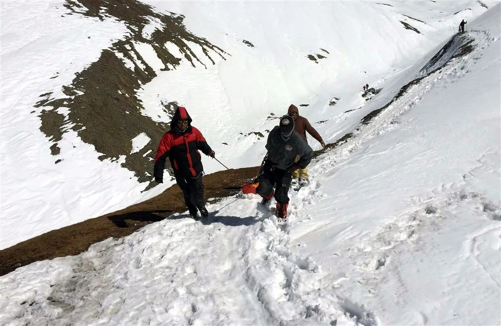 zoektocht naar tientallen vermisten in nepal1413626409