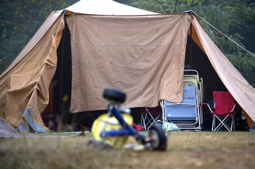 zomerstorm zet de tent goed vast1437750741