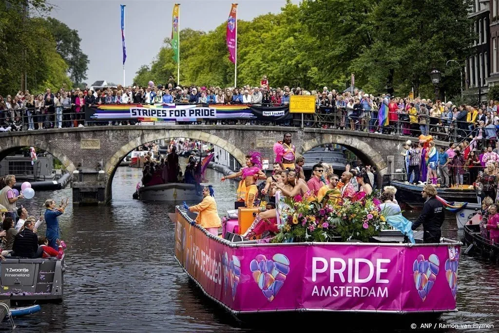 zon 53 ton afval opgeruimd in centrum amsterdam na canal parade1691318936
