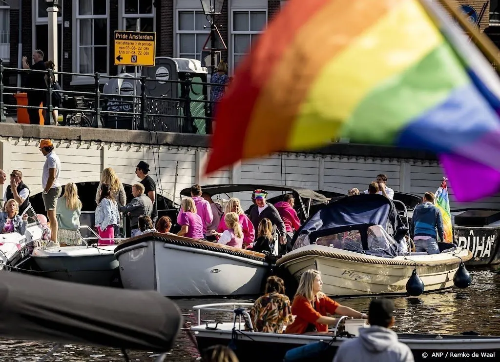 zon 66 ton afval opgeruimd in centrum amsterdam na canal parade1659881778