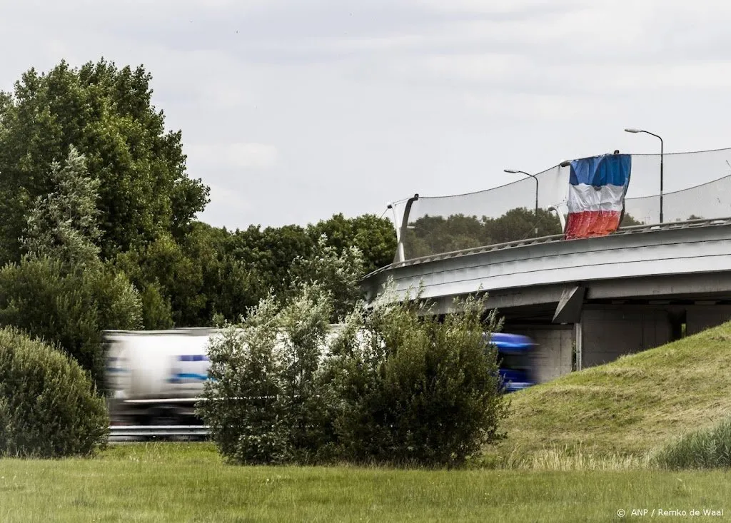 zuid holland vindt protestvlaggen gevaarlijk en haalt ze weg1658907471