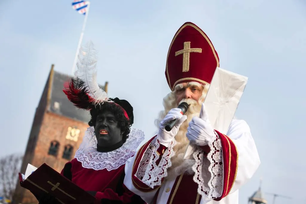 zwarte piet actiegroep valt school binnen1511529124