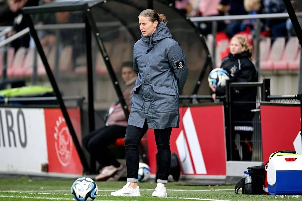 ajax coach ziet vrouwelijke trainer bij mannen nog niet voor zich1702492835