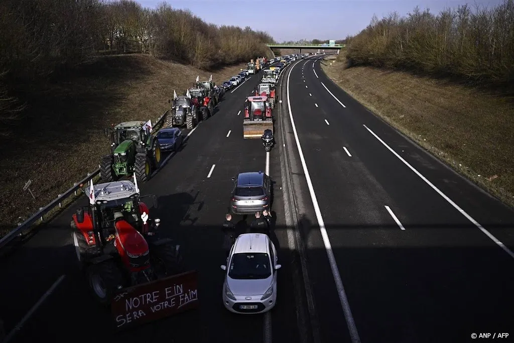 autoriteiten raden parijzenaars aan niet de weg op te gaan1706514593