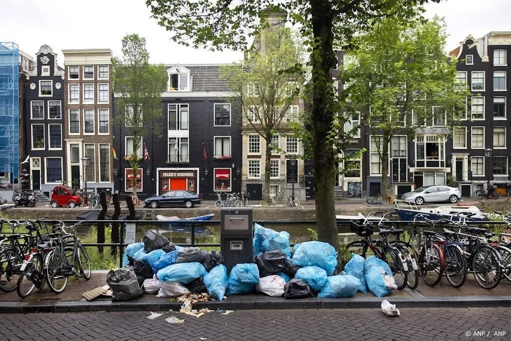 bewoners amsterdamse binnenstad zien overlast afval toenemen1705601396