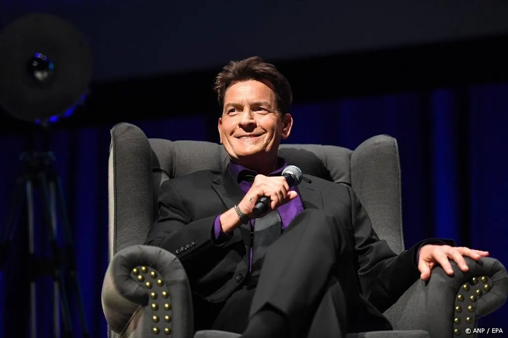 buurvrouw viel charlie sheen aan met dodelijk wapen1703313634