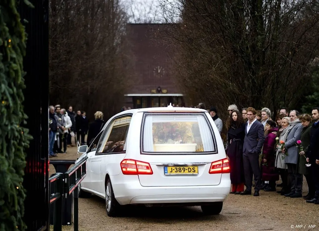 familie en vrienden nemen afscheid van actrice linda van dyck1703688212