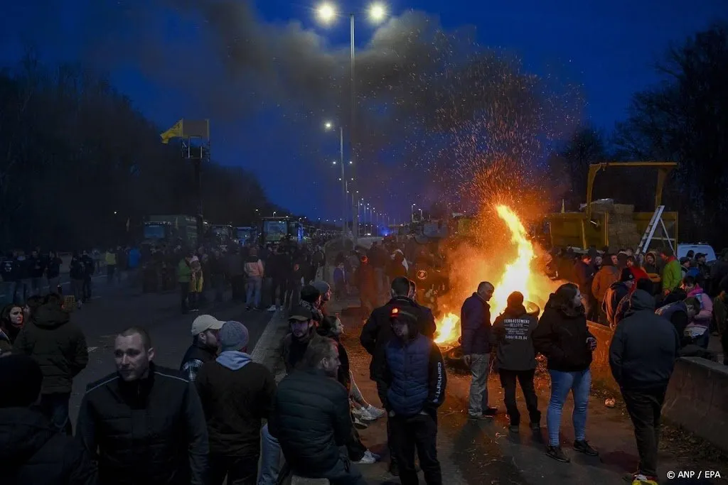 honderden protesterende boeren blokkeren snelwegen in belgie1706493580
