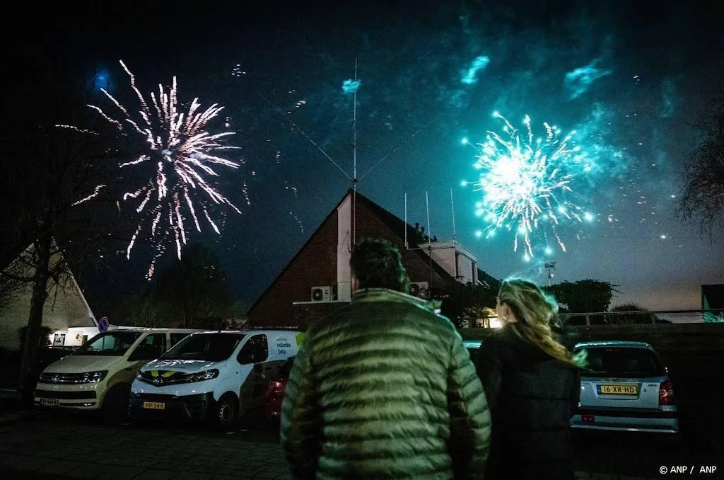jaarwisseling onstuimig met wind onweer en hagel in het westen1704007282