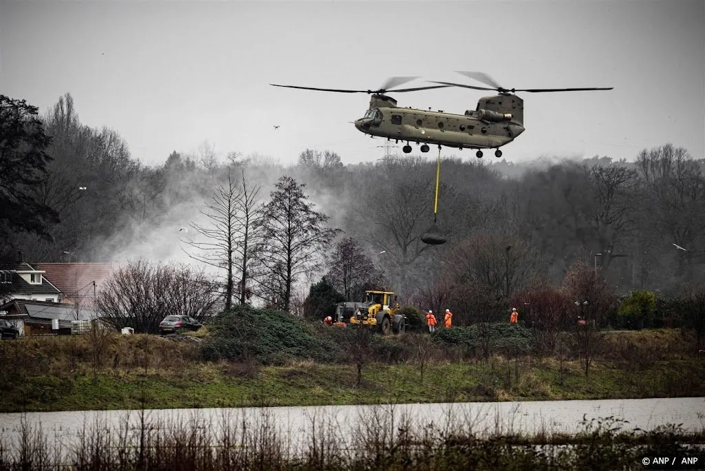 kwart miljoen kilo stenen gedropt door chinooks in maastricht1704577273