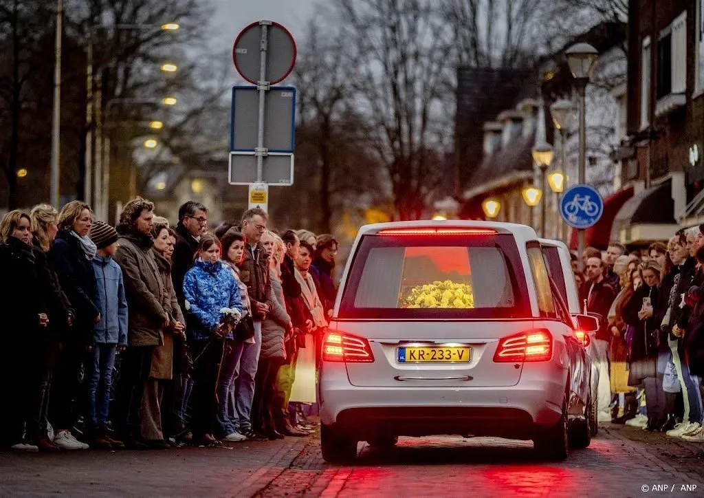 massale belangstelling voor uitvaart hilversumse zusjes1702747033