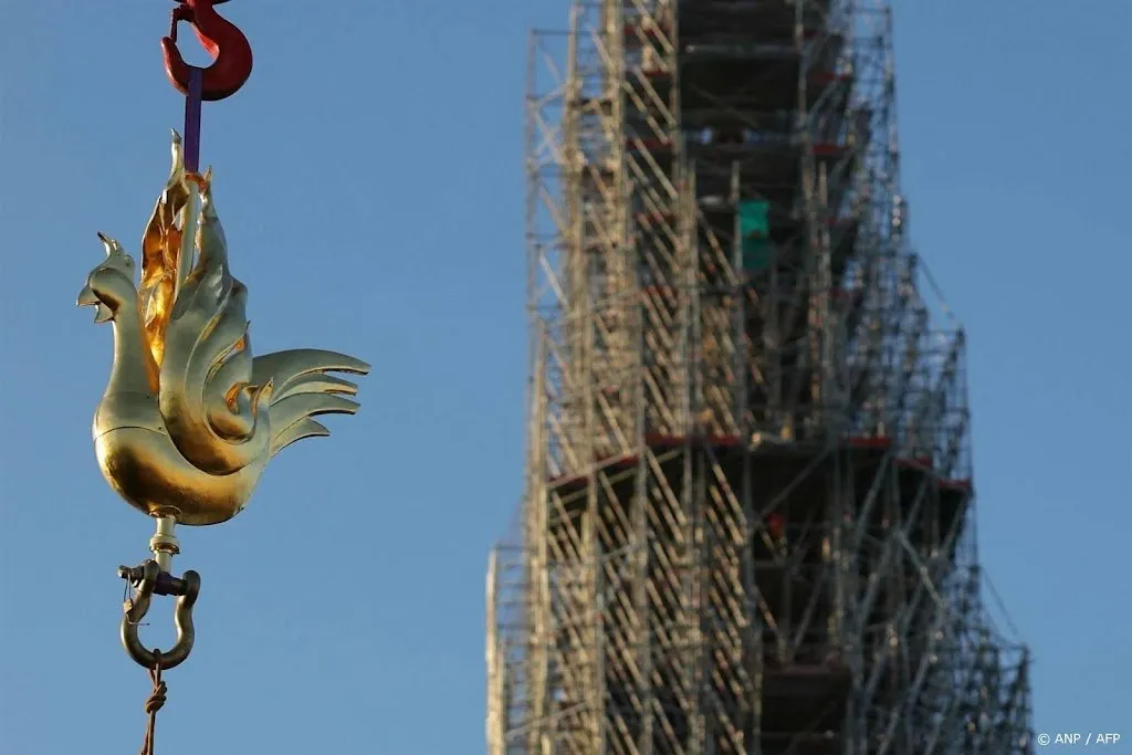 notre dame in parijs heeft opnieuw windhaan op toren1702791718