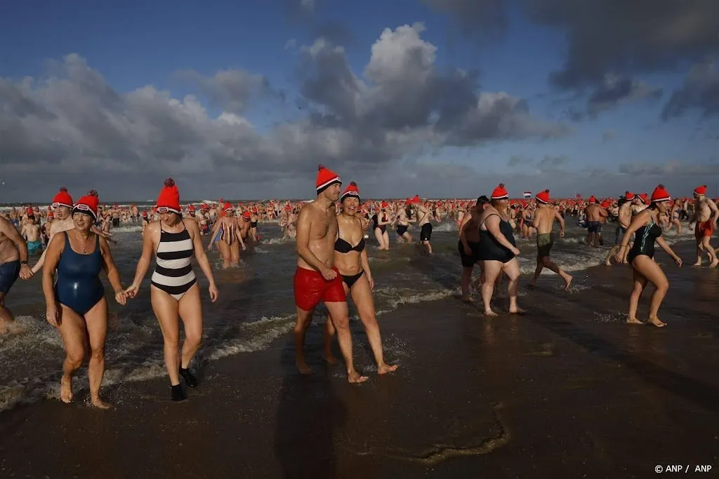 ongeveer 10 000 deelnemers nieuwjaarsduik scheveningen1704112165