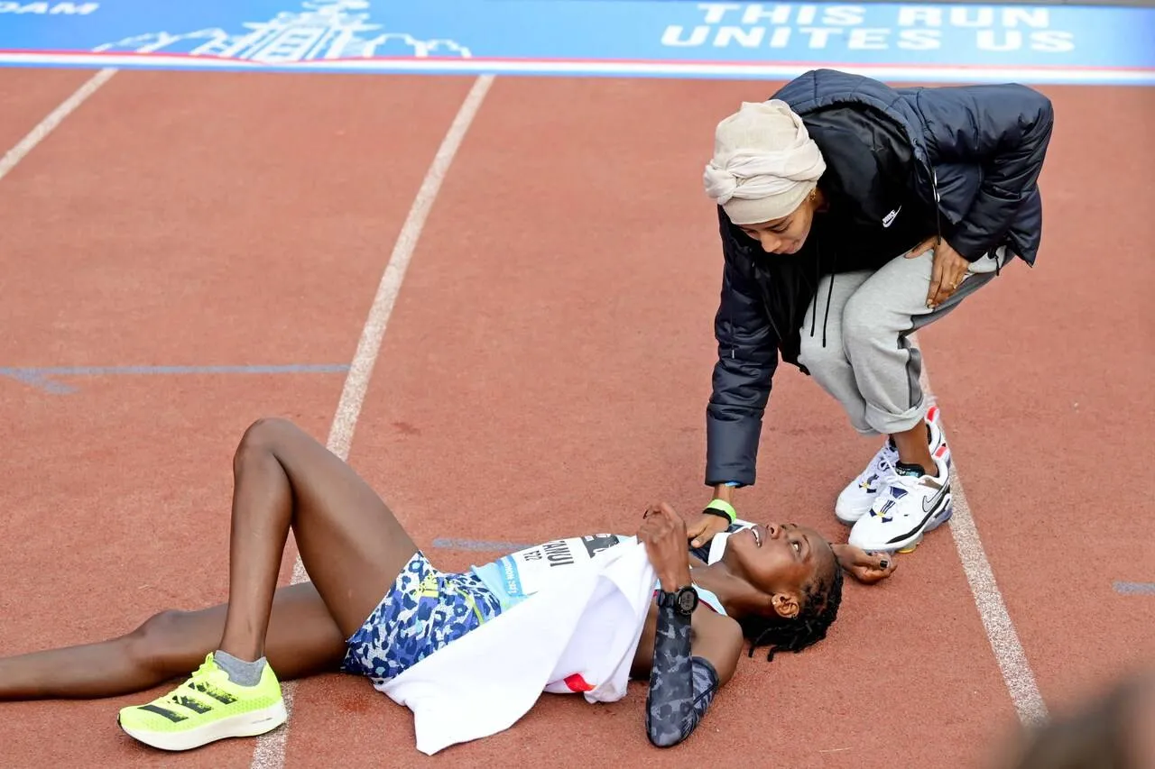 olympisch-kampioene-sifan-hassan-feliciteert-de-keniase-angela