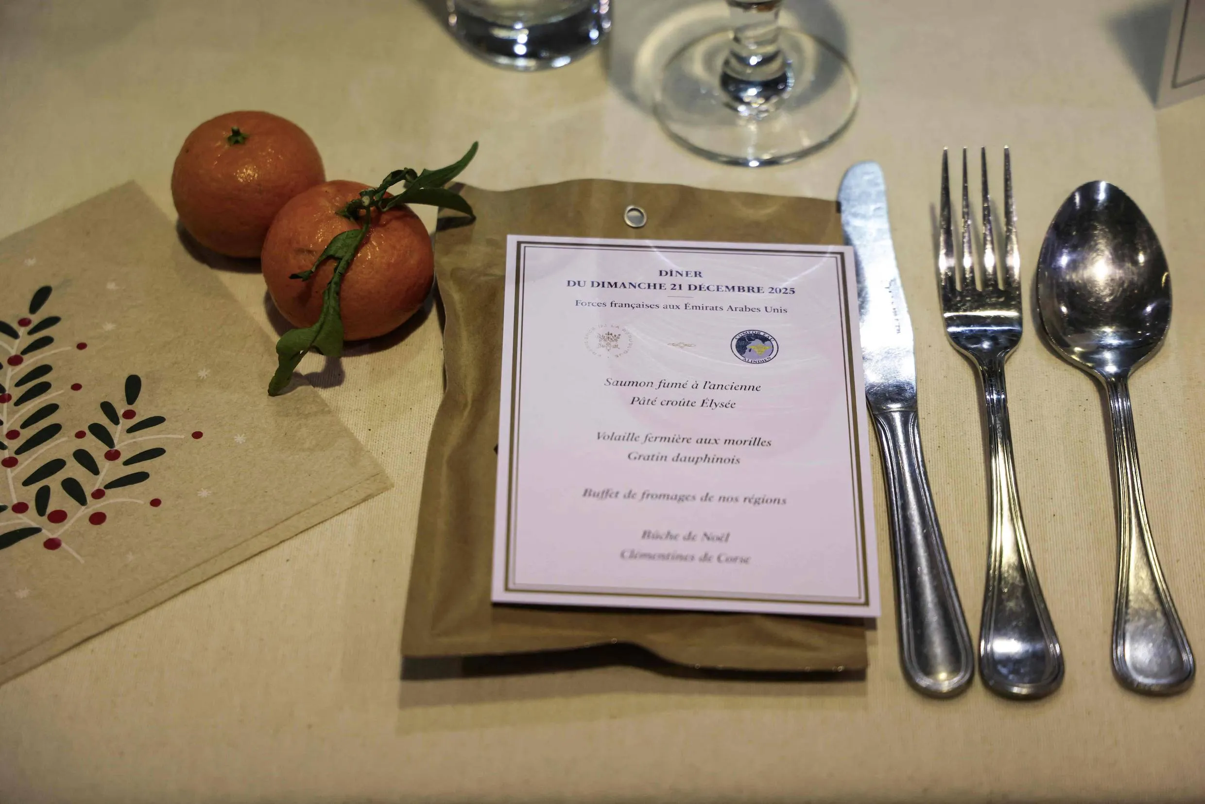 de-tafel-is-gedekt-voor-een-kerstdiner-op-het-elysee