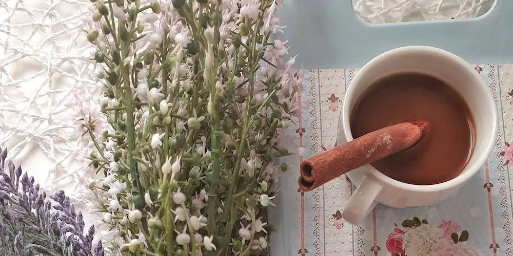 hot-cocoa-near-artificial-flower-3669376