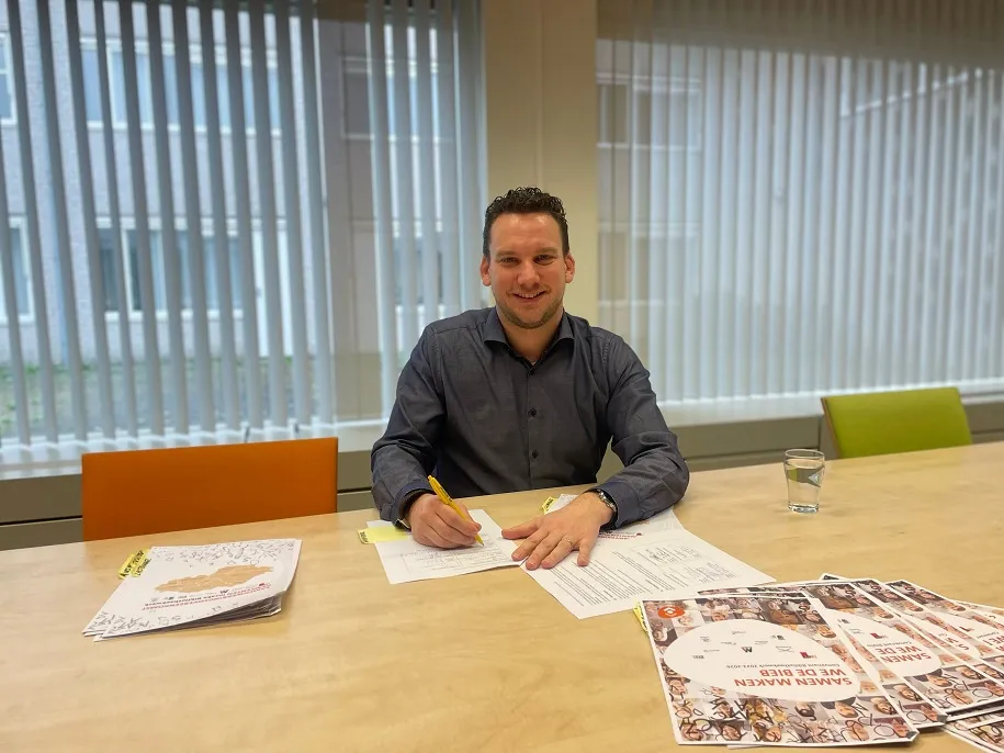 220322 wethouder rob reuvers west maas en waal ondertekening convenant bibliotheekwerk 2023 2026 1
