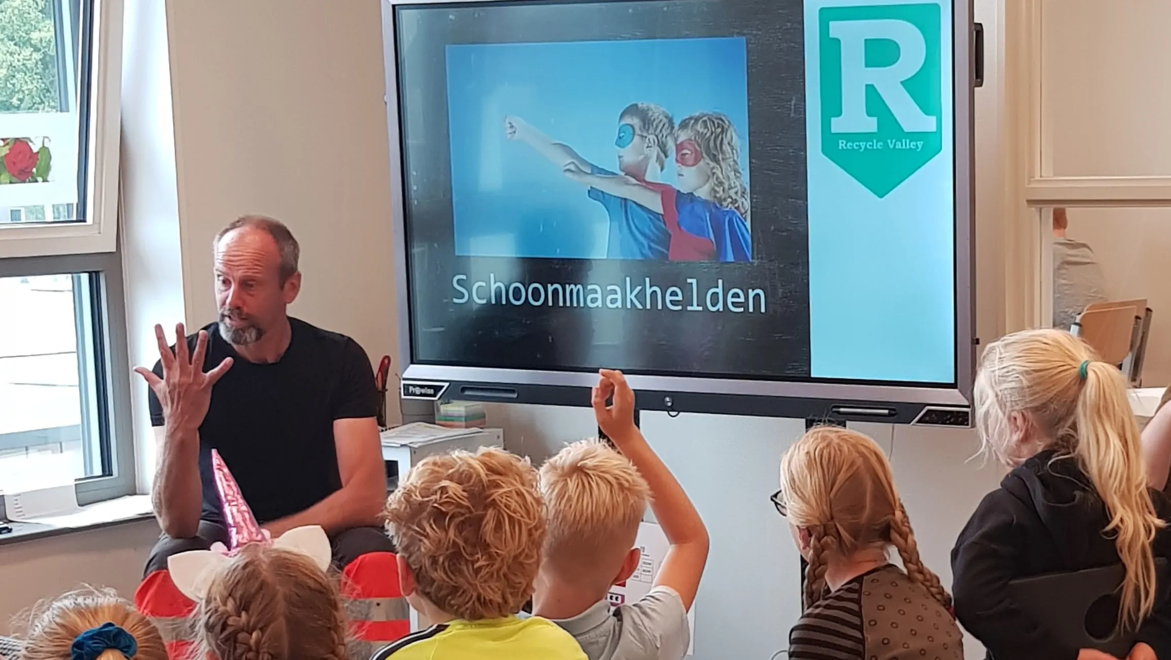 arnout schaap van recycle valley geeft een gastles over zwerfafval e1599717483246